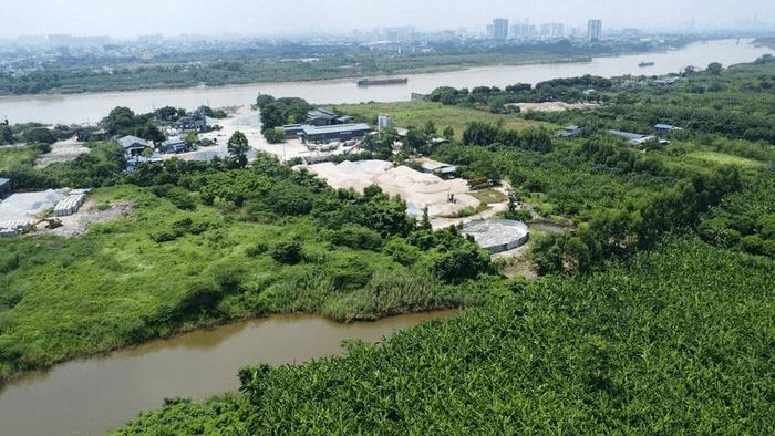 Một số nhà xưởng, công trình và máy móc, thiết bị phục vụ hoạt động sản xuất ven sông Đuống. Ảnh: Việt Hà