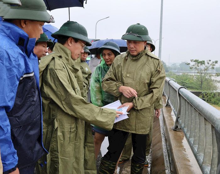Phó Chủ tịch UBND thành phố Hà Nội Bùi Duy Cường kiểm tra, chỉ đạo công tác ứng phó mưa lũ. Ảnh: Phương Liên.