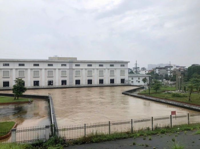 Trạm bơm tiêu Yên Nghĩa đang được vận hành tiêu thoát nước, chống ngập cho khu vực phía Tây Hà Nội. Ảnh: Tùng Nguyễn.