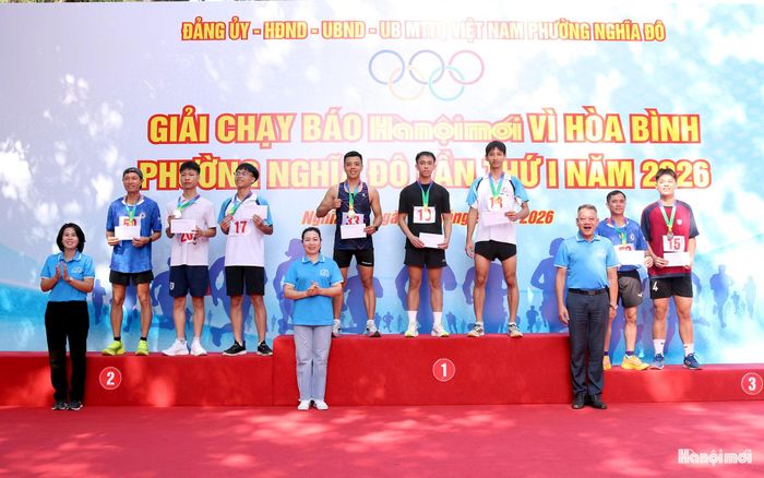 Ban tổ chức trao giải cho các vận động viên xuất sắc. Ảnh: MT