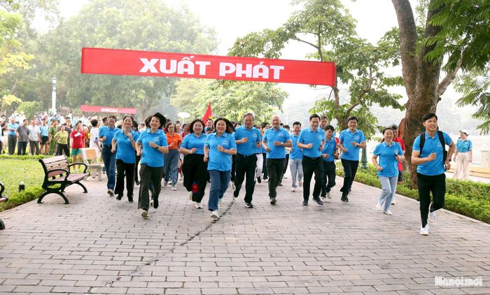 Các đại biểu và các vận động viên tham gia chạy hưởng ứng tại Giải chạy Báo Hànộimới mở rộng lần thứ 51 - Vì hòa bình năm 2026 phường Nghĩa Đô. Ảnh: MT