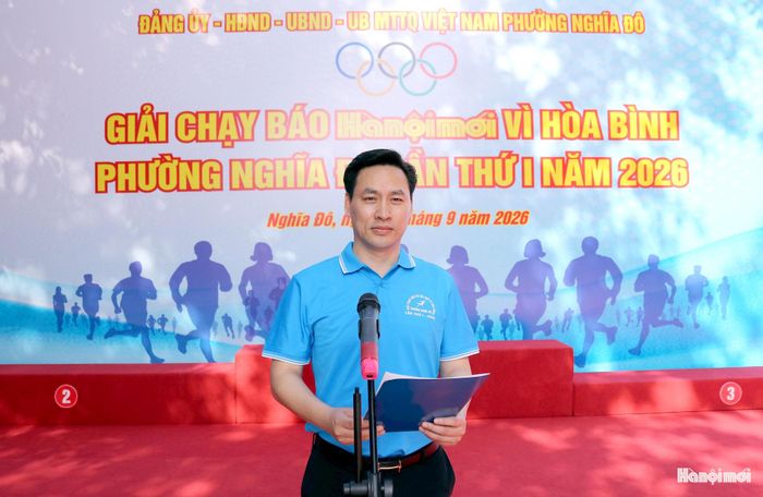 Phó chủ tịch UBND phường Nghĩa Đô Lê Mạnh Tiến phát biểu khai mạc. Ảnh: MT