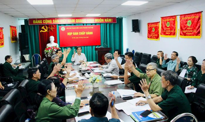 Ban Chấp hành Hội Cựu TNXP thành phố Hà Nội cho ý kiến vào các văn kiện trình Đại hội đại biểu Hội Cựu Thanh niên Xung phong thành phố Hà Nội lần thứ V. Ảnh: PV.