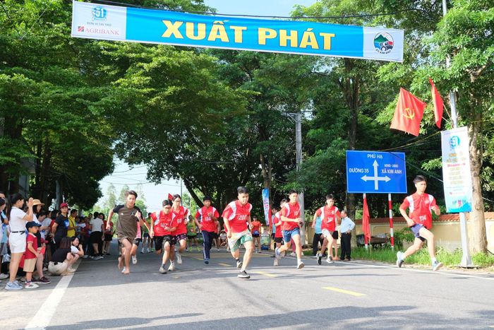 Các vận động viên thi đấu tranh tài nội dung chạy 800m. Ảnh: Sỹ Hào