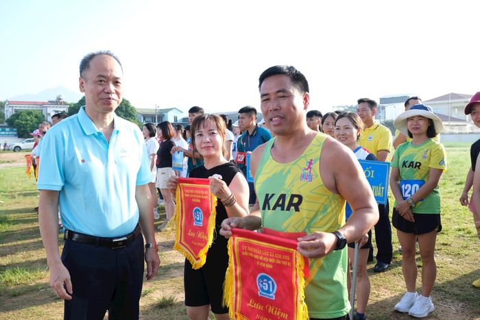 Bí thư Đảng ủy xã Kim Anh Đỗ Xuân Huân (bên trái) chụp ảnh lưu niệm cùng các vận động viên tham dự giải. Ảnh: Sỹ Hào