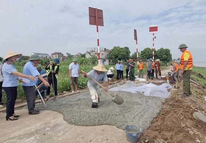 Với sự chuẩn bị chu đáo, kỹ lưỡng về mọi mặt, chương trình tập huấn nghiệp vụ tuần tra, canh gác, ứng cứu hộ đê, tìm kiếm cứu nạn ở xã Phú Xuyên đã tổ chức thành công, đảm bảo an toàn về người và tài sản. Ảnh: PV