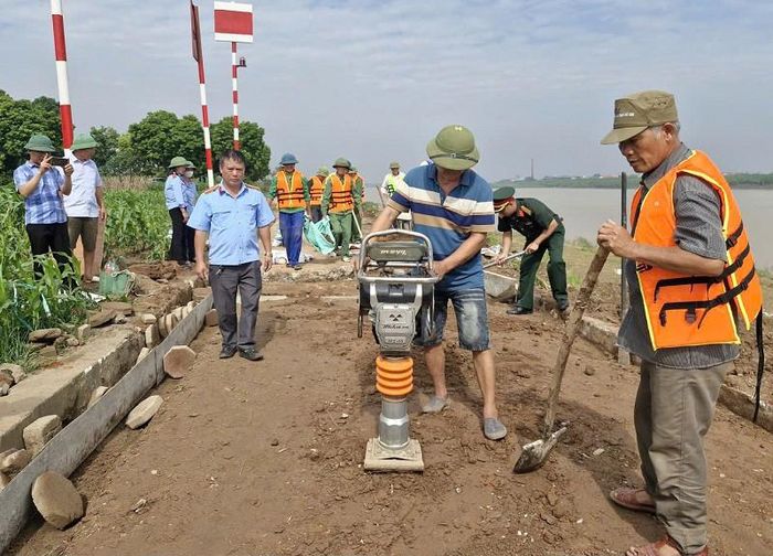 Với phương châm "4 tại chỗ" và "3 sẵn sàng", các lực lượng đã huy động máy móc, vật tư kịp thời gia cố, xử lý sự cố sập đỉnh kè Đại Gia. Ảnh: PV