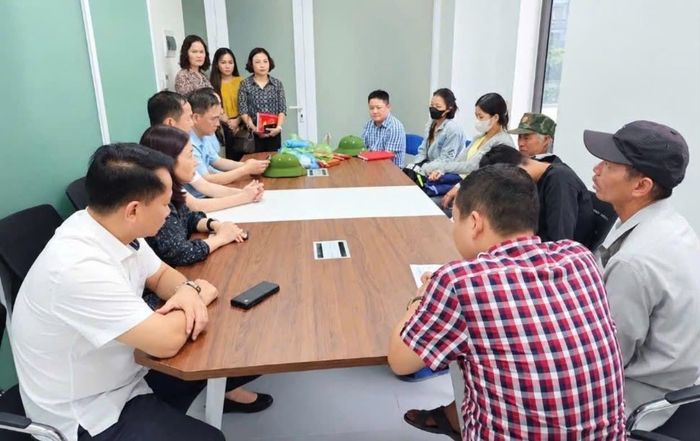 Lãnh đạo phường Đông Ngạc thăm hỏi, động viên gia đình sinh viên Nguyễn Đình Sang. Ảnh: Vũ Hoa
