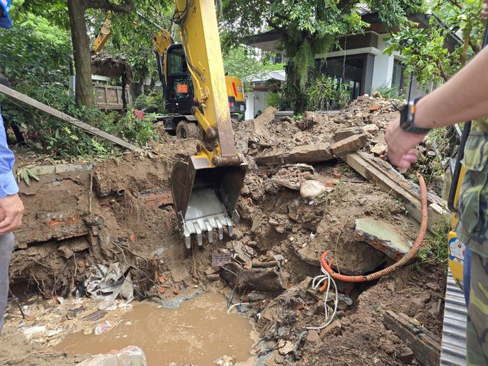 Lãnh đạo phường Hồng Hà chỉ đạo công tác khắc phục úng ngập trên địa bàn. Ảnh: PHH