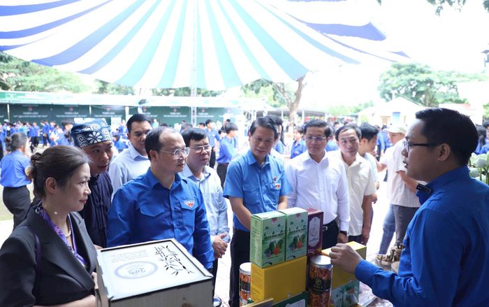 Các đại biểu tham quan các gian hàng khởi nghiệp của thanh niên nông thôn. Ảnh: Đăng Hải