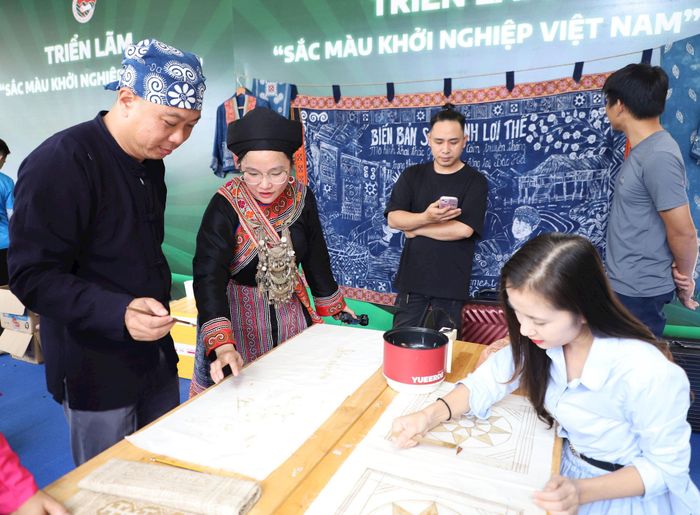Các gian hàng của các nhà nông trẻ thu hút sự quan tâm của nhiều người. Ảnh: Đăng Hải