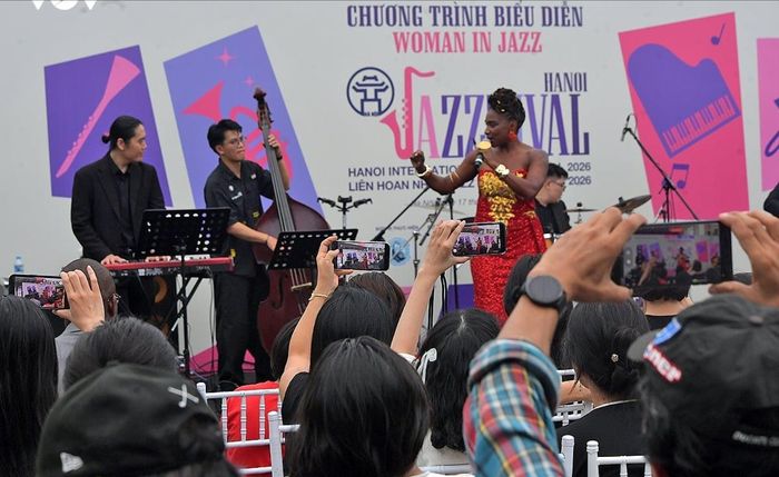 Nghệ sĩ BellA Forté mang đến những tác phẩm jazz kinh điển tại Bảo tàng Phụ nữ Việt Nam. Ảnh: Thành Công