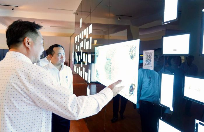 Bộ trưởng Bộ Khoa học và Công nghệ Vũ Hải Quân tại Viện Hải dương học Nha Trang. Ảnh: MH