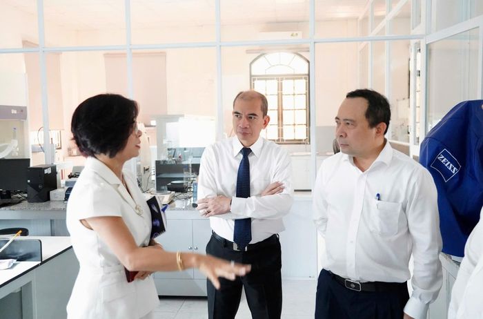Bộ trưởng Vũ Hải Quân (phải) trao đổi về phát triển biển tại Viện Hải dương học Nha Trang. Ảnh: MH