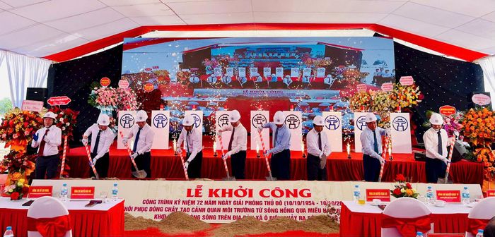Các đại biểu thực hiện nghi thức động thổ dự án. Ảnh: Ánh Bình