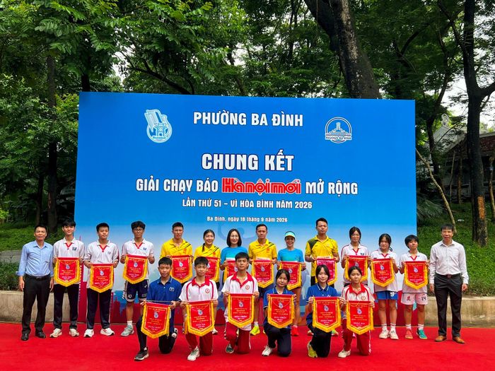Trao Cờ lưu niệm cho các đoàn dự chung kết Giải chạy Báo Hànộimới mở rộng - Vì hòa bình năm 2026 phường Ba ĐÌnh. Ảnh: Ba Đình
