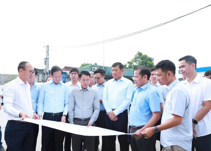 Phó Bí thư Thường trực Thành ủy Hà Nội Nguyễn Trọng Đông đi kiểm tra thực địa điểm kết thúc nút giao Vành đai 3 - Lĩnh Nam. Ảnh: Phạm Hùng