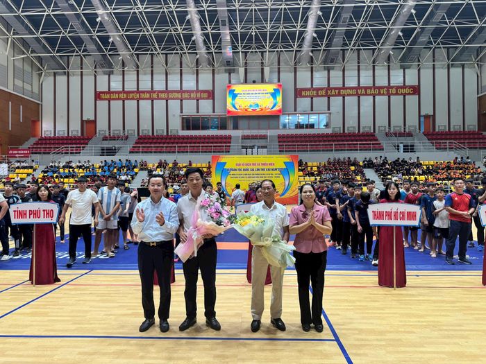 Ban Tổ chức tặng hoa cho đơn vị tài trợ giải.