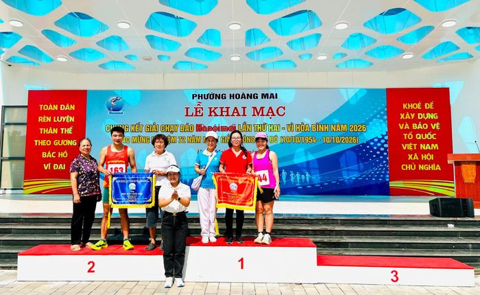 Phó Chủ tịch UBND phường Hoàng Mai Nguyễn Quỳnh Trang trao giải cho các đơn vị khối Tổ dân phố. Ảnh: Trần Oanh.