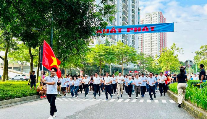 Lãnh đạo phường và người dân tham gia chạy hưởng ứng. Ảnh: Trần Oanh.