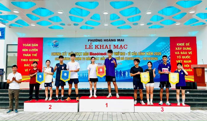 Đồng chí Trịnh Văn Quang, Phó Trưởng phòng Phụ trách Phòng Văn hóa - Xã hội phường Hoàng Mai trao giải cho các vận động viên xuất sắc. Ảnh: Trần Oanh.