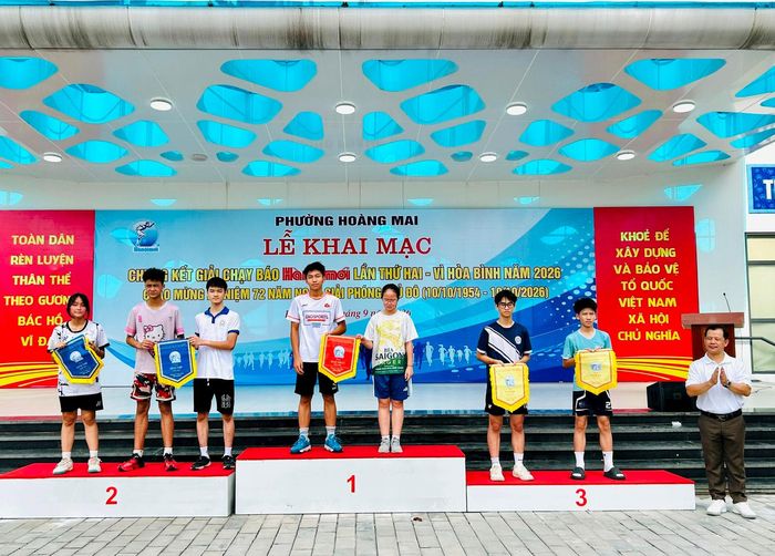 Chủ tịch Ủy ban MTTQ phường Hoàng Mai Triệu Hải Vân trao giải cho các vận động viên khối trường học. Ảnh: Trần Oanh.