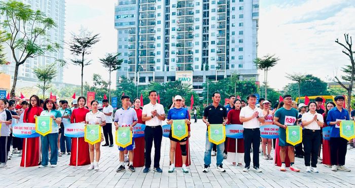 Lãnh đạo phường Hoàng Mai trao cờ lưu niệm cho các đơn vị tham dự giải. Ảnh: Trần Oanh.