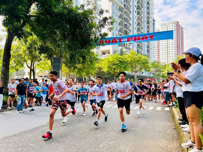 Các vận động viên tranh tài tại Chung kết Giải chạy Báo Hànộimới phường Hoàng Mai lần thứ hai - Vì hòa bình năm 2026. Ảnh: Trần Oanh.