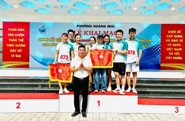 Giám đốc Trung tâm Văn hóa - Thông tin và Thể thao Hà Anh Quyết trao giải cho các vận động viên. Ảnh: Trần Oanh.