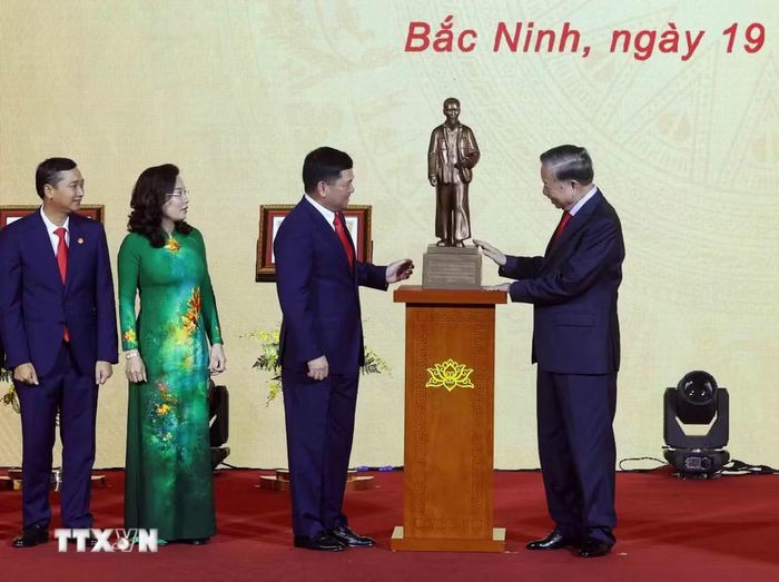 Tổng Bí thư, Chủ tịch nước Tô Lâm tặng bức tượng Chủ tịch Hồ Chí Minh cho thành phố Bắc Ninh. Ảnh: TTXVN