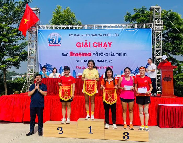 Ban tổ chức trao giải cho các vận động viên.