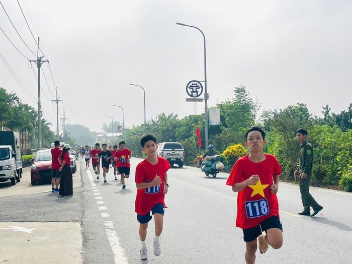 Các vận động viên trên đường chạy.
