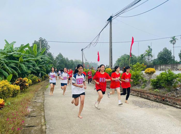 Các vận động viên nữ trẻ trên đường chạy.