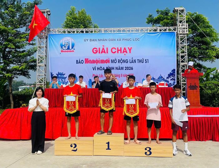 Ban tổ chức trao giải cho các vận động viên.