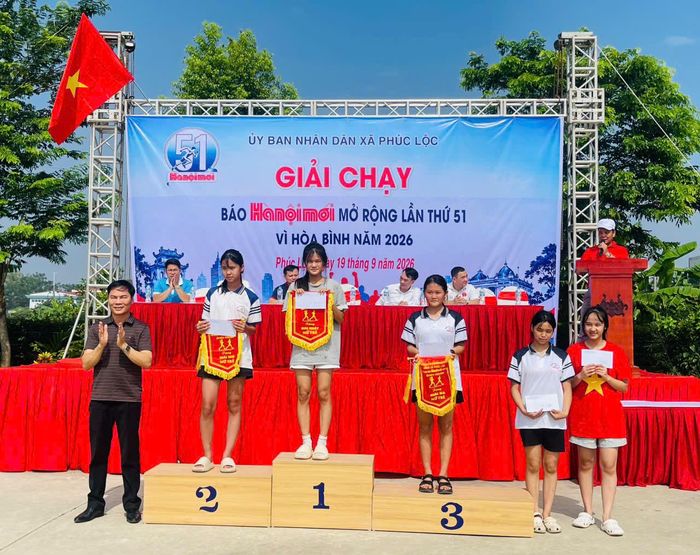 Ban tổ chức trao giải cho các vận động viên.