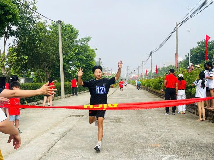 Về địch...
