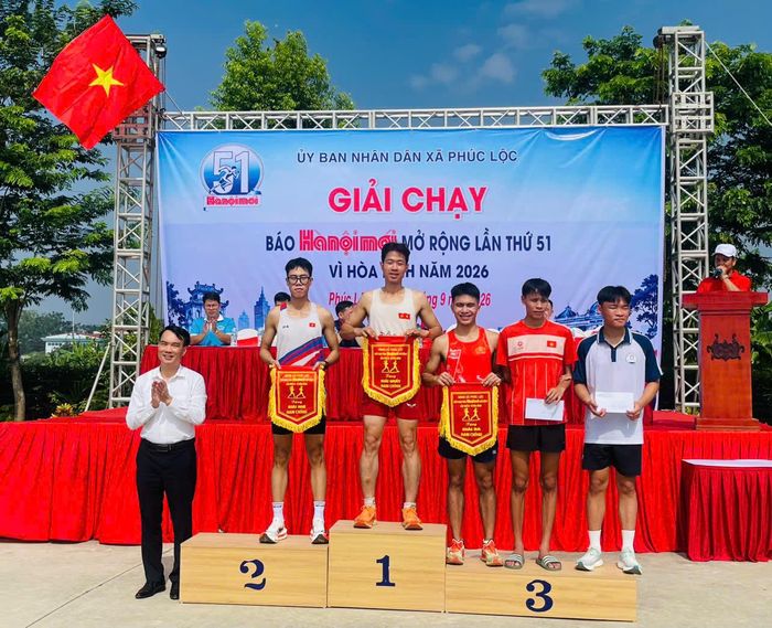 Ban tổ chức trao giải cho các vận động viên.