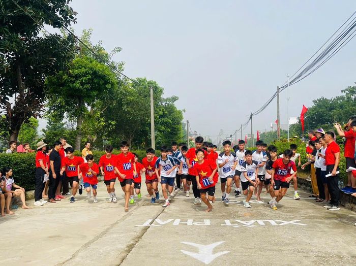 Các vận động viên nam trẻ xuất phát.