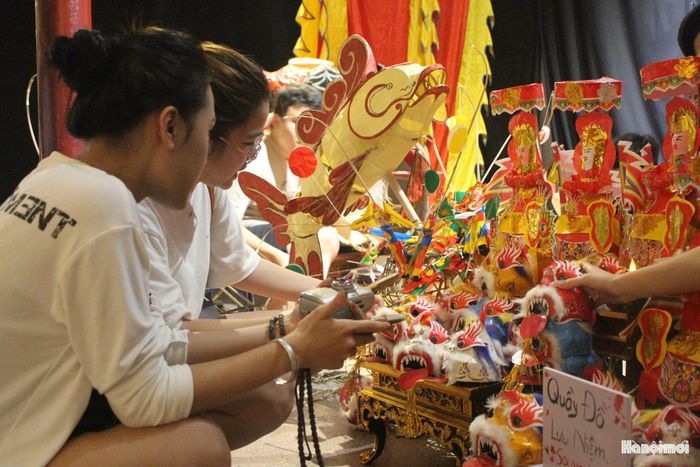 Các sản phẩm đồ chơi Trung thu xưa thu hút đông đảo công chúng. Ảnh: Vi Giáng