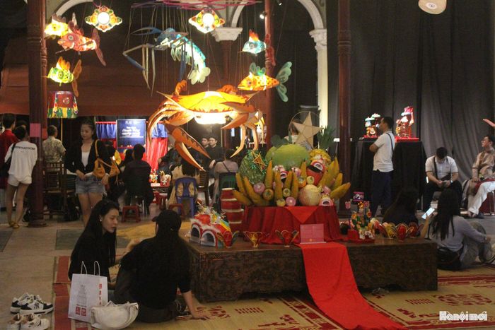 Tái hiện không gian Tết Trung thu truyền thống tại Trung tâm Văn hóa nghệ thuật tại 22 Hàng Buồm. Ảnh: Vi Giáng