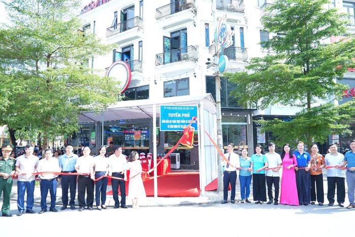Các đại biểu thực hiện nghi thức cắt băng ra mắt và gắn biển tuyến phố văn minh kiểu mẫu tại phố Thành Trung. Ảnh: P.V