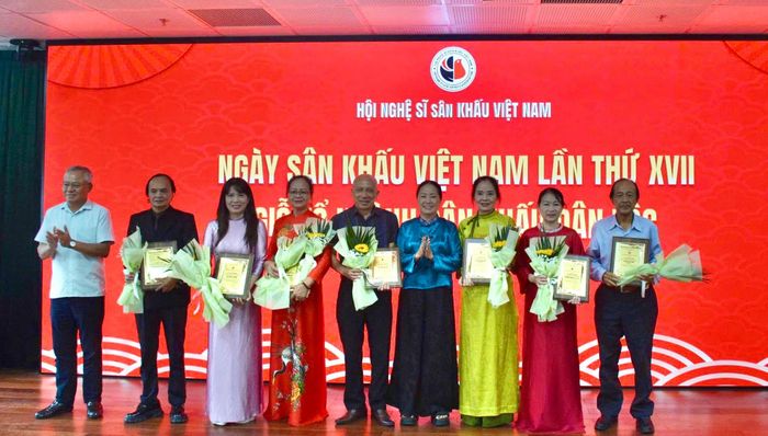 Tặng Kỷ niệm chương Vì sự nghiệp phát triển sân khấu Việt Nam cho các nghệ sĩ. Ảnh: Trần Lam