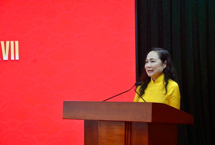 NSND Trịnh Thúy Mùi, Phó Chủ tịch Liên hiệp các Hội Văn học nghệ thuật Việt Nam, Chủ tịch Hội Nghệ sĩ Sân khấu Việt Nam phát biểu. Ảnh: Trần Lam