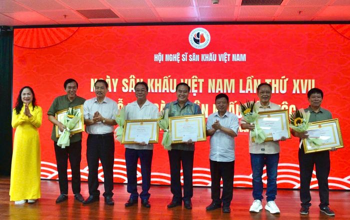 Tặng Bằng khen của Liên hiệp các Hội Văn học nghệ thuật Việt Nam cho các nghệ sĩ. Ảnh: Trần Lam