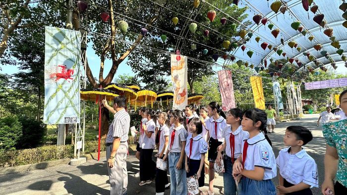 Những lá cờ với các họa tiết lấy cảm hứng từ câu chuyện Phù Đổng Thiên Vương đánh giặc được trưng bày tại Phù Đổng Green Park. Ảnh: Nguyễn Thủy