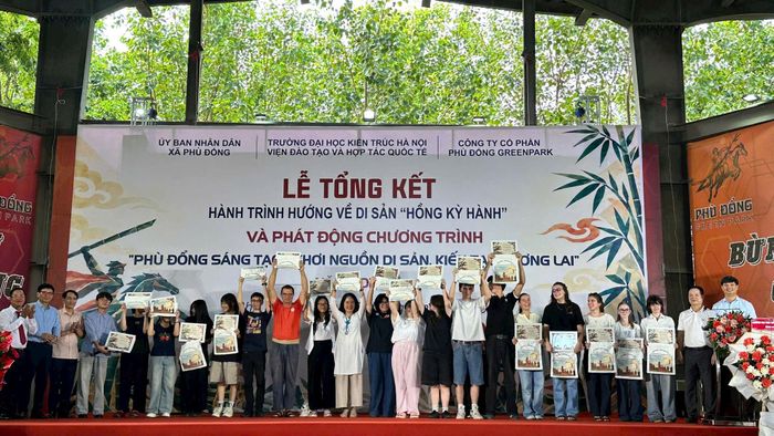 UBND xã Phù Đổng trao chứng nhận cho các sinh viên Trường Đại học Kiến trúc Hà Nội. Ảnh: Nguyễn Thủy