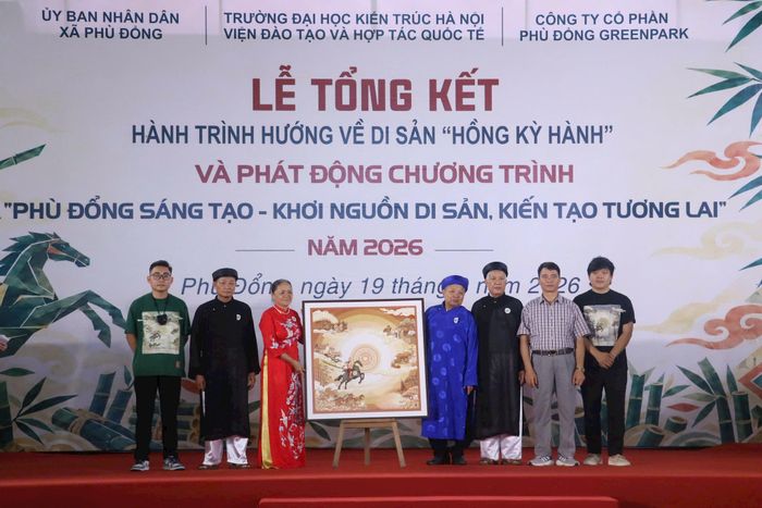 Bức tranh lụa về truyền thuyết Thánh Gióng được các bạn trẻ thiết kế và trao tặng cho Ban quản lý di tích đền Phù Đổng. Ảnh: Nguyễn Thủy