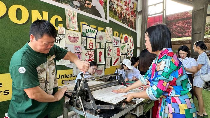 Rất đông người dân địa phương tham gia trải nghiệm kỹ thuật in mộc bản ngay tại không gian sáng tạo Phù Đổng. Ảnh: Nguyễn Thủy
