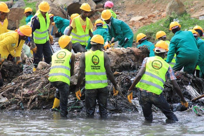 Thanh niên tại các khu dân cư thu nhập thấp tham gia làm sạch dòng sông. Ảnh: Trang thông tin của Ủy ban Sông Nairobi