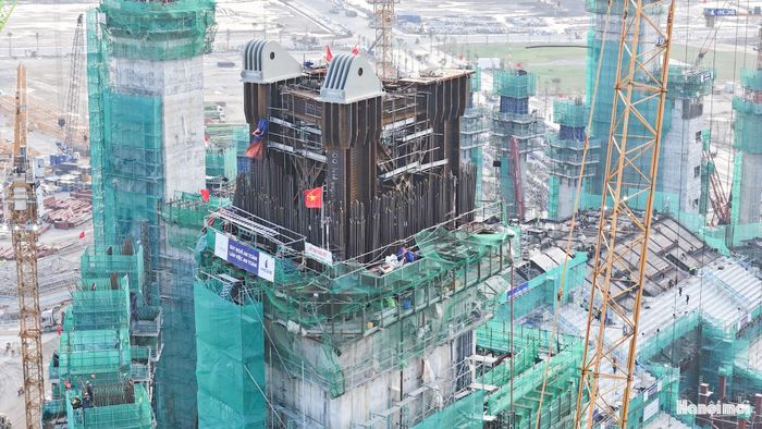 Các siêu trụ cao gần 80m, kết hợp với hệ thống kích thủy lực, sẽ hỗ trợ nâng những module vòm thép nặng hàng trăm tấn từ mặt đất lên vị trí lắp đặt.